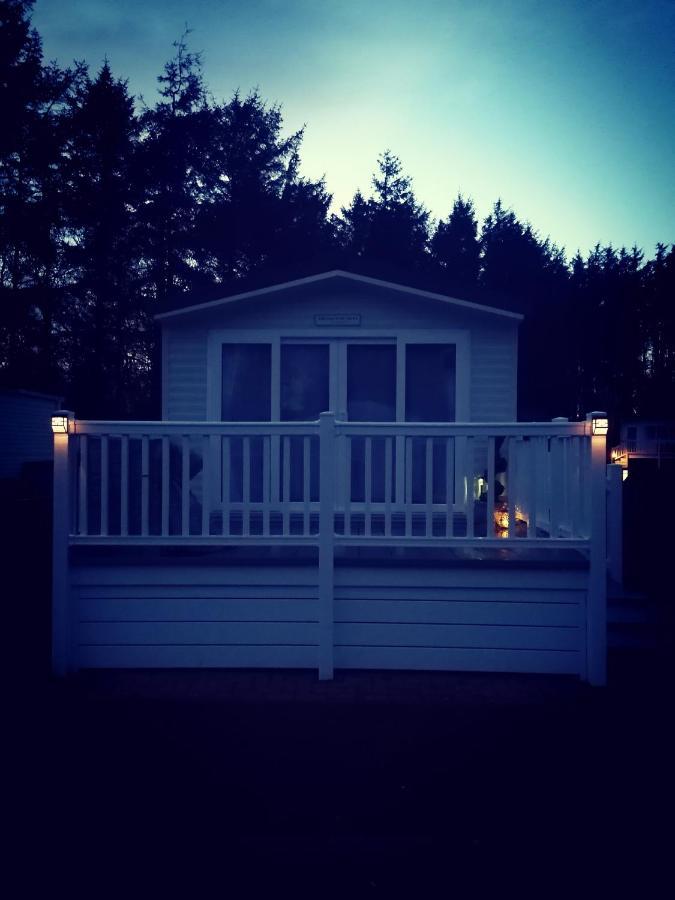 The Kalos Retreat - Hot Tub Lodge With Free 18 Hole Golf Course Swarland Exteriör bild