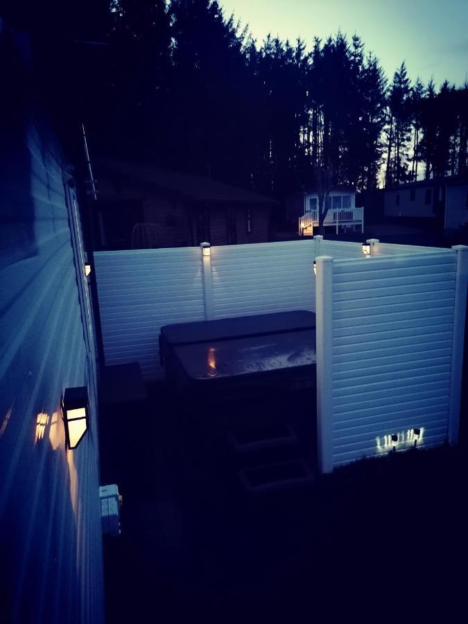 The Kalos Retreat - Hot Tub Lodge With Free 18 Hole Golf Course Swarland Exteriör bild
